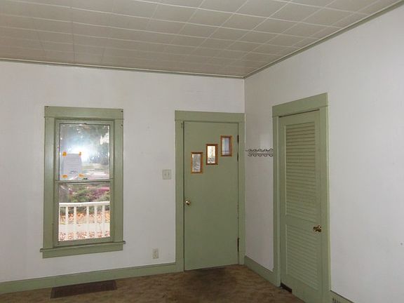 3rd image of 916 N Elizabeth St