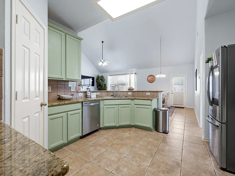 704 San Antonio Trl — Photo 11