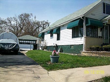 2nd image of 423 Illinois St