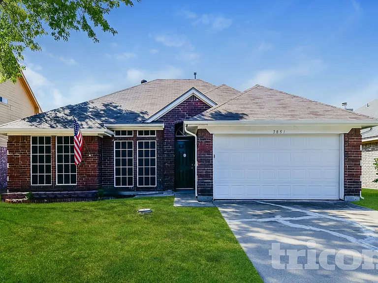 2851 Linden Ln — Photo 1