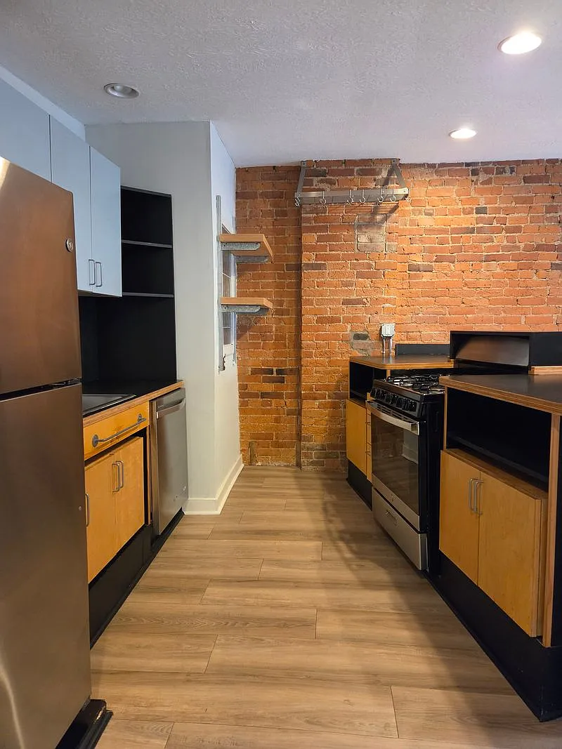 2 bed, 884 sqft, $2,200 — Photo 3