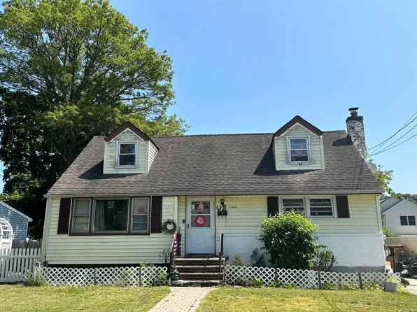1300 Pembroke St, Uniondale, NY 11553