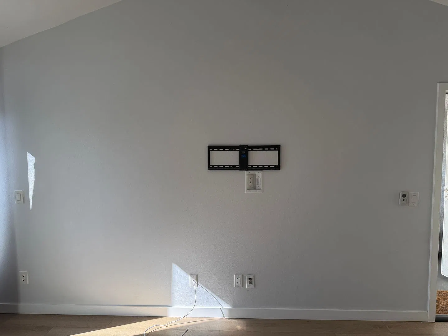 Top-Floor Harbor Walk Apartment - Updated 1 Bedroom — Photo 3