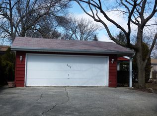 208 Waubansee Rd, Riverside, IL 60546