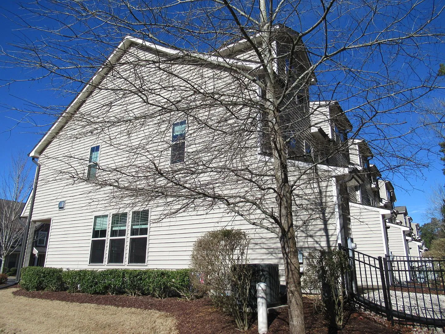 3 bed, 3.5 bath, 2092 sqft, $1,950 — Photo 3