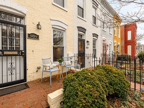 2nd image of 909 8th St NE #1