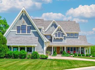 11 Crescent Ln, North Oaks, MN 55127