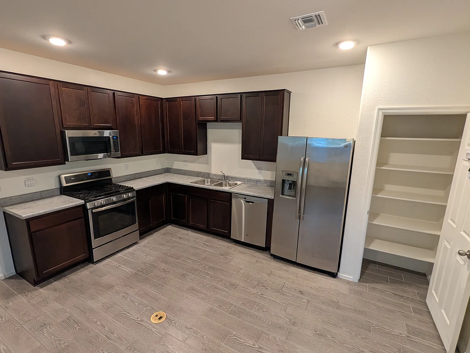 4 bed, 1598 sqft, $1,900 — Photo 2