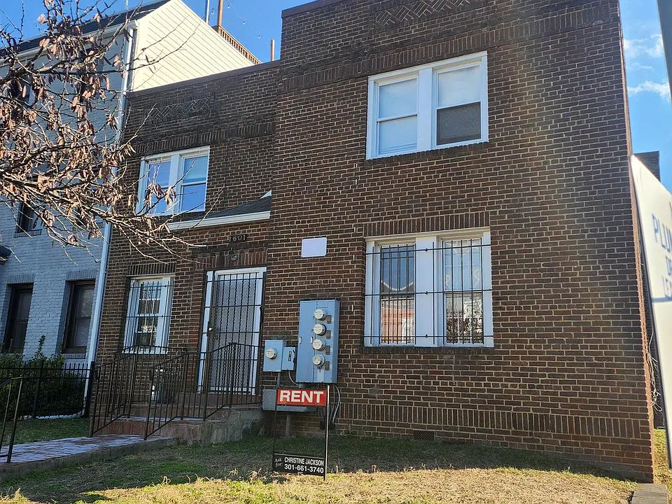 1601 E St NE