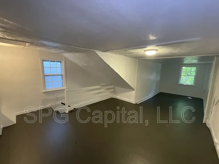 330 W King St — Photo 8
