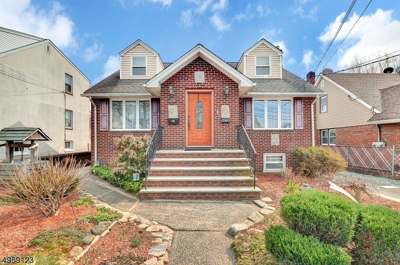 1st image of 374 Grace Ave