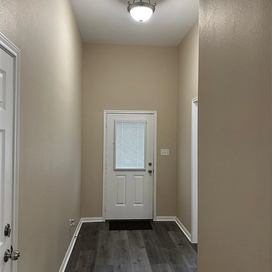 3 bed, 2.0 bath, 1626 sqft, $2,185 — Photo 3