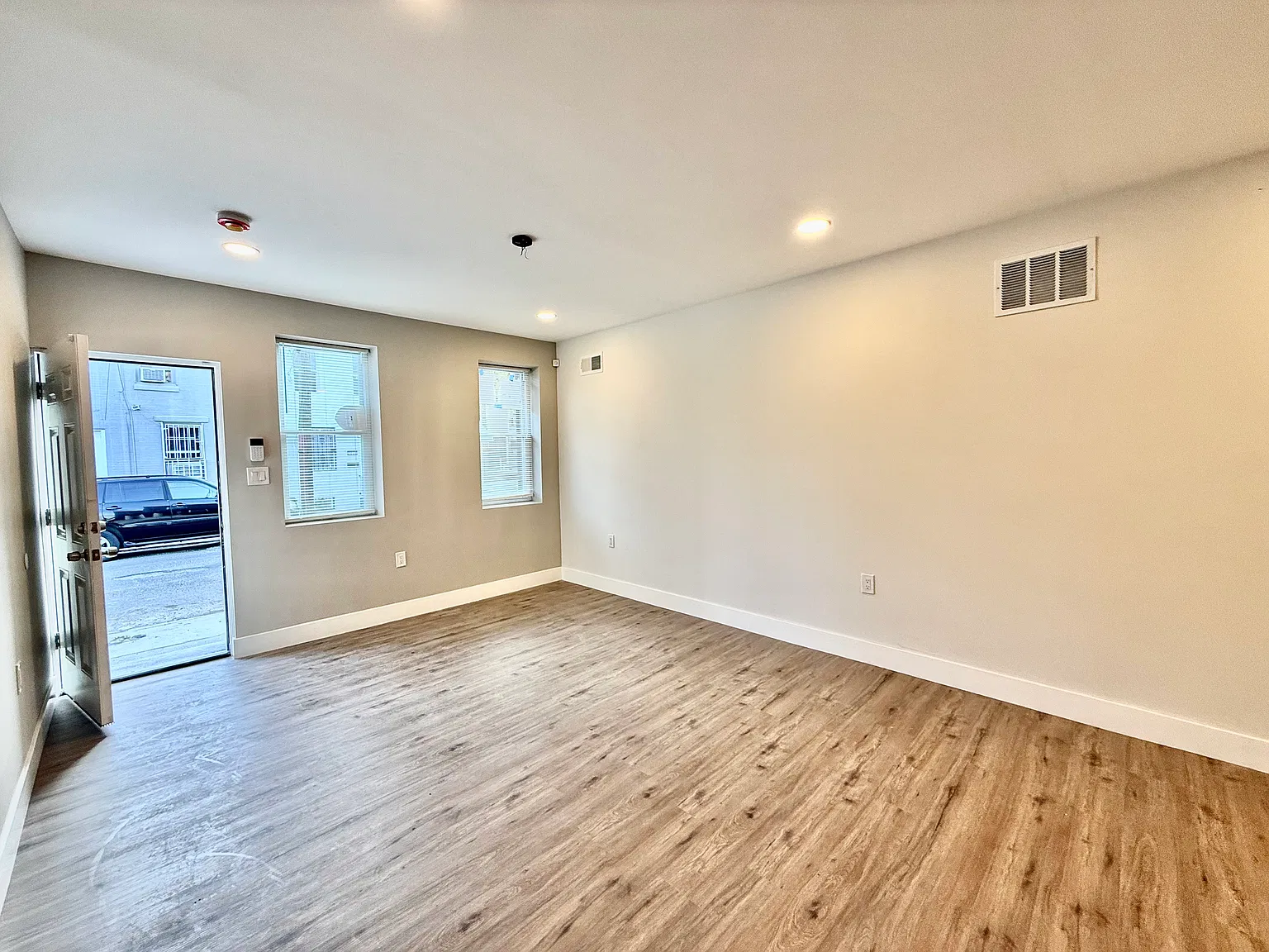 2 bed, 2.5 bath, 742 sqft, $1,800 — Photo 2