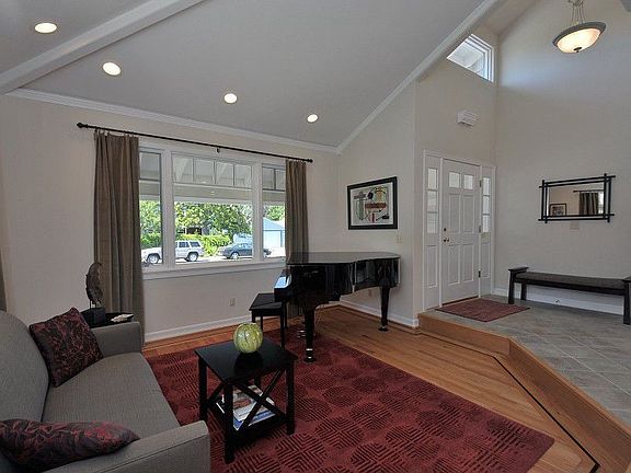 4th image of 587 Kelly Way