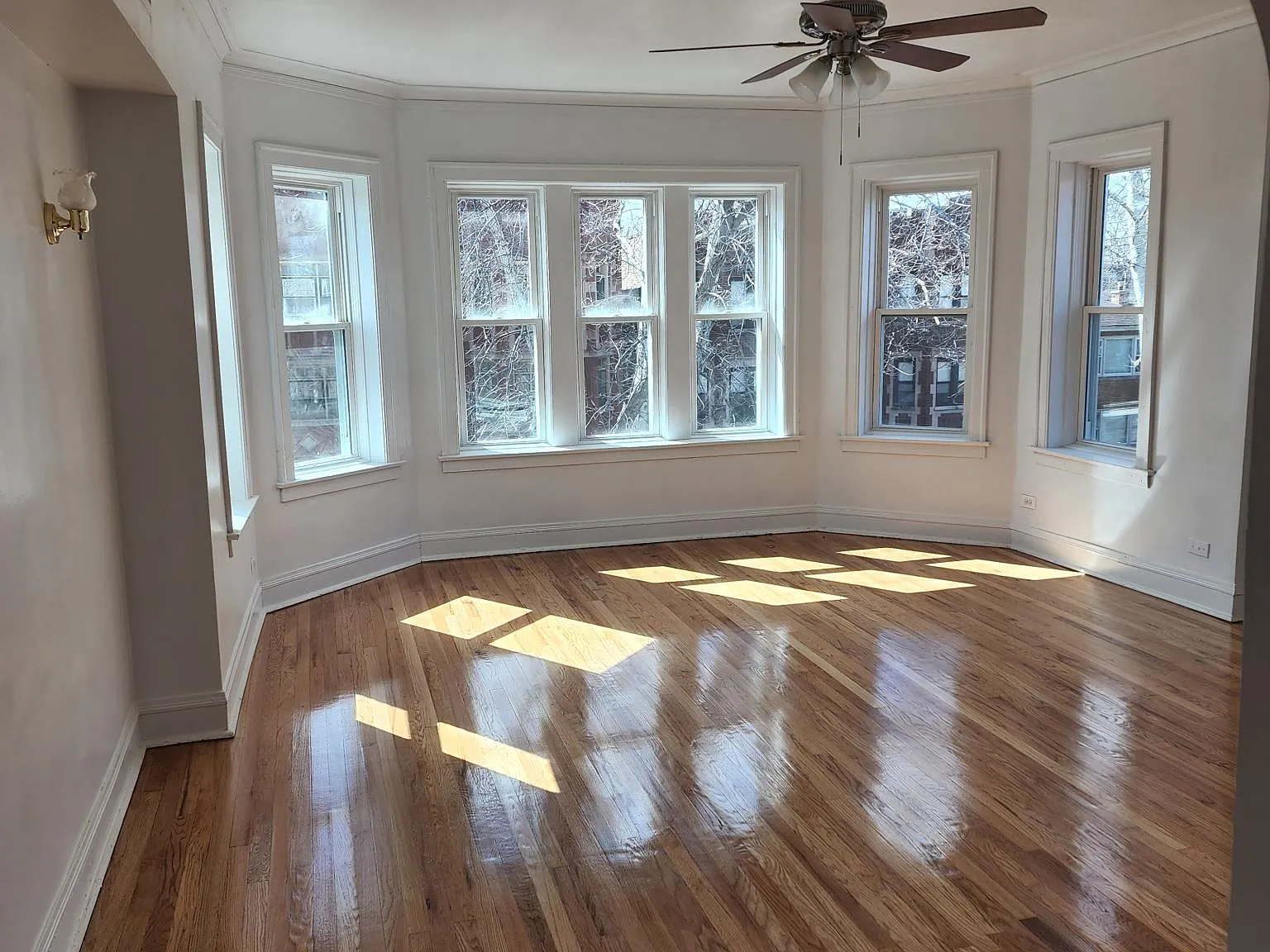 3 bed, 1000 sqft, $1,500 — Photo 2