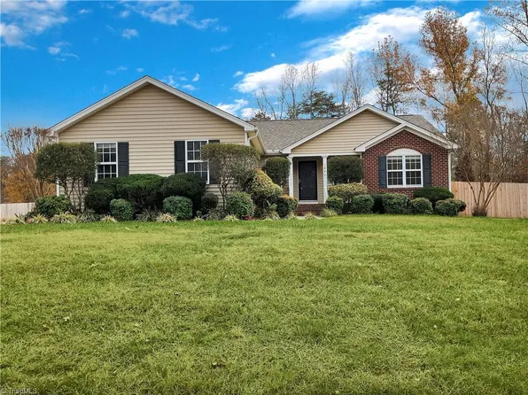 7877 Springdale Meadow Dr, Stokesdale, NC 27357