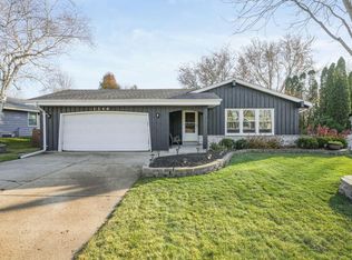 1246 River Park Cir W, Mukwonago, WI 53149