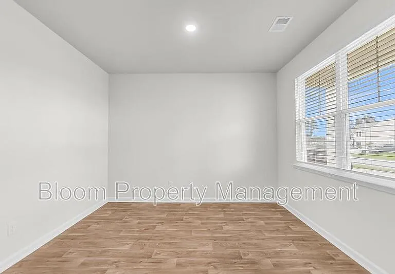502 Lake Ridge Blvd — Photo 4