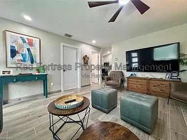 3 bed, 2.0 bath, 1174 sqft, $3,299 — Photo 4