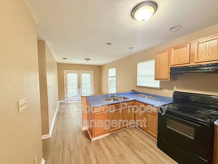 216 S Jackson St — Photo 10