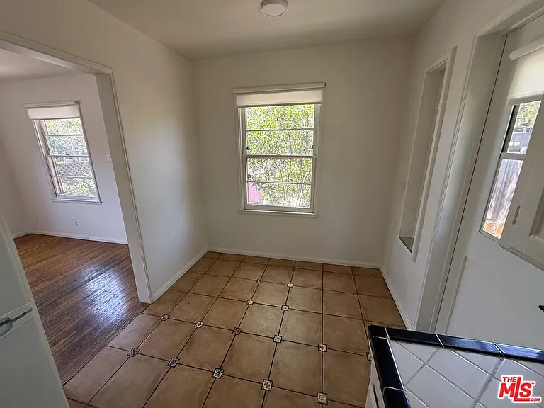802 Superba Ave — Photo 6