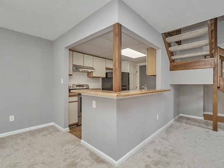 4752 Woodglen Ct — Photo 2