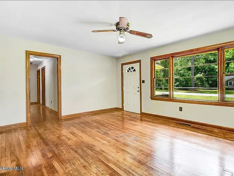325 Bell St — Photo 7