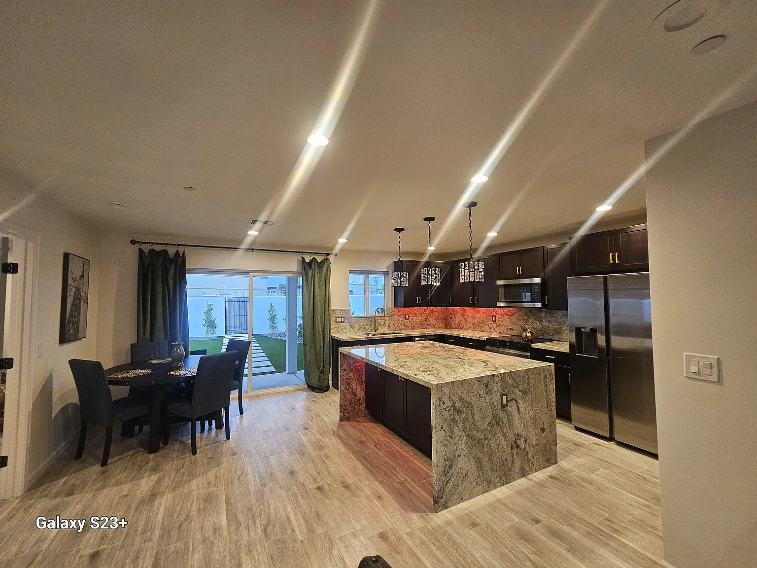 4 bed, 2100 sqft, $6,900 — Photo 3
