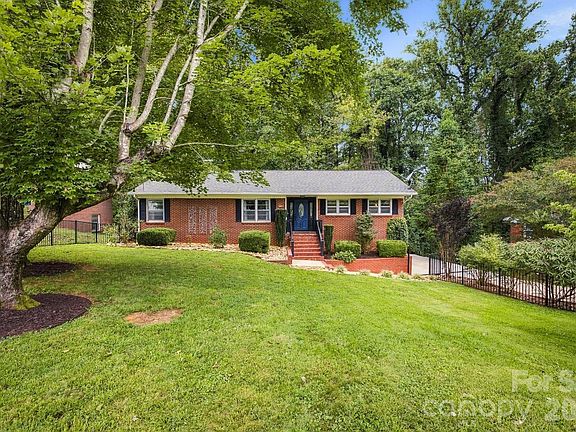 3rd image of 146 Maehill Pl SW