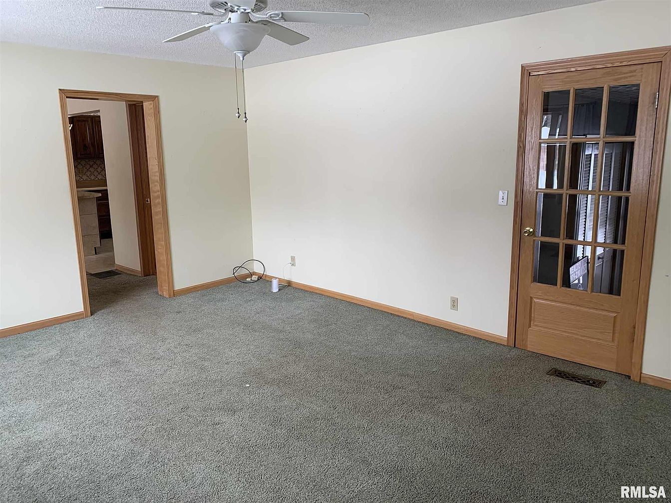 Under 150K Sunday c. 1890 Charming Farmhouse in Williamsfield IL