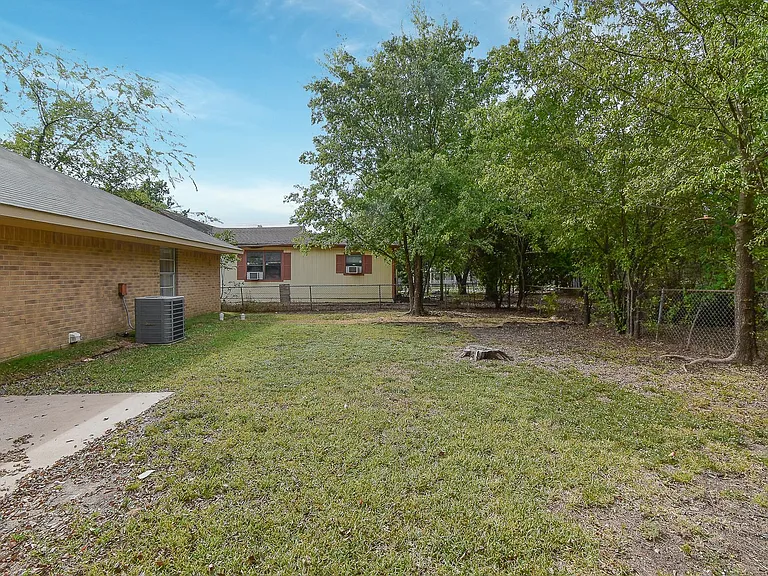 4008 Templeton St — Photo 34