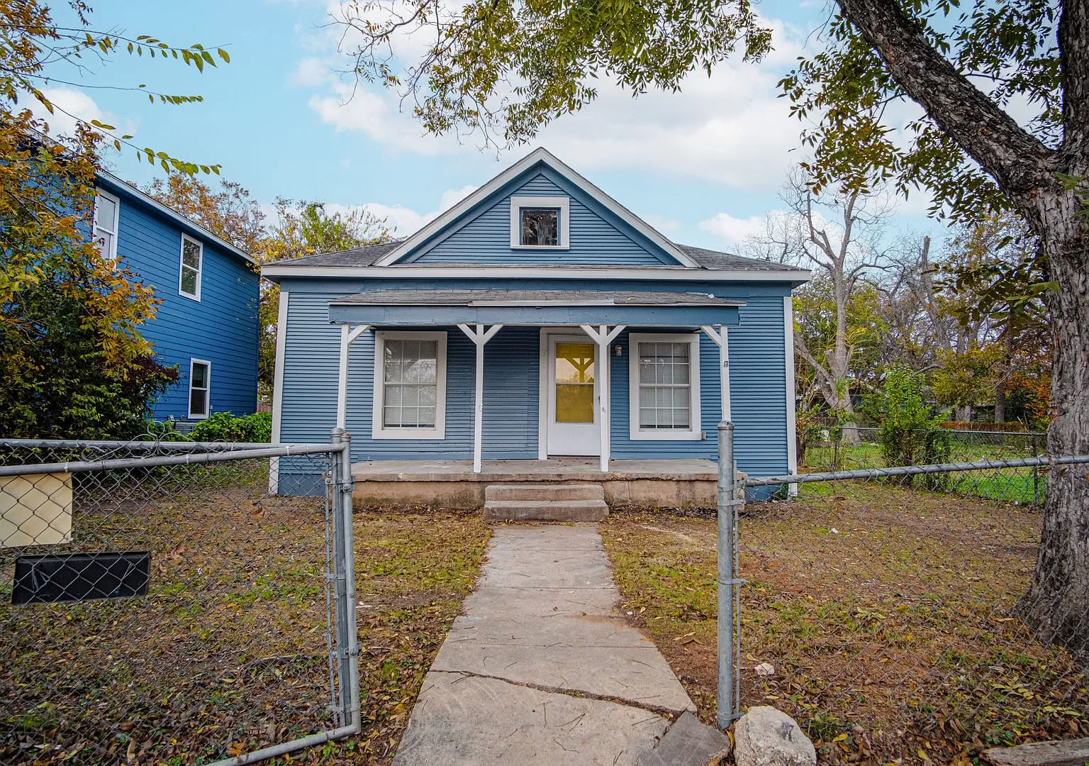 Convenient Home near Downtown's Heart — Photo 1
