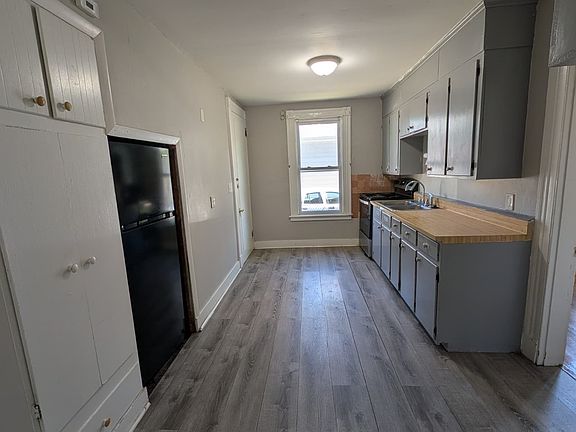 3rd image of 476 Thompson Ave #11