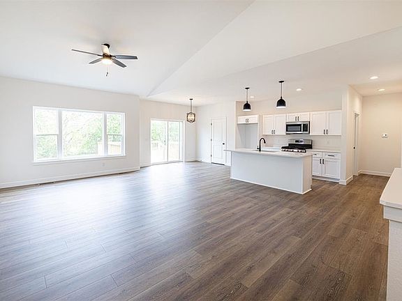 4th image of 2544 Elmwood Ave
