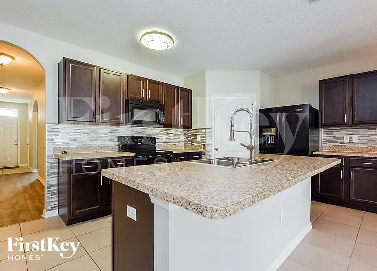 915 Freedom Blvd — Photo 6
