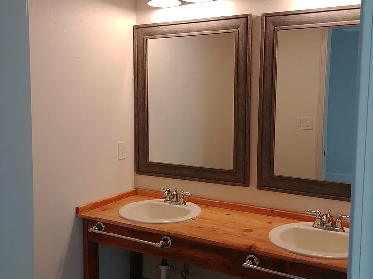 Middle bathroom (en suite to middle bedroom)
