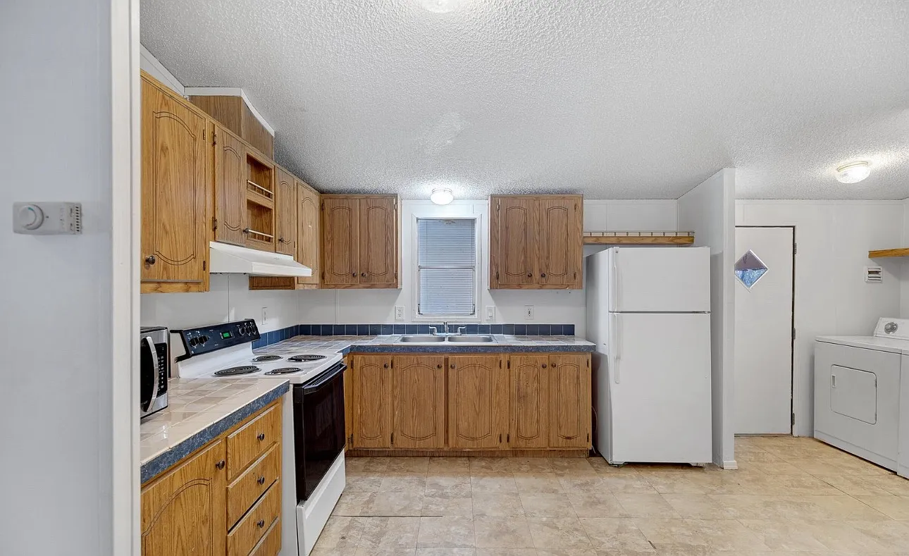 3 bed, 1100 sqft, $2,500 — Photo 2