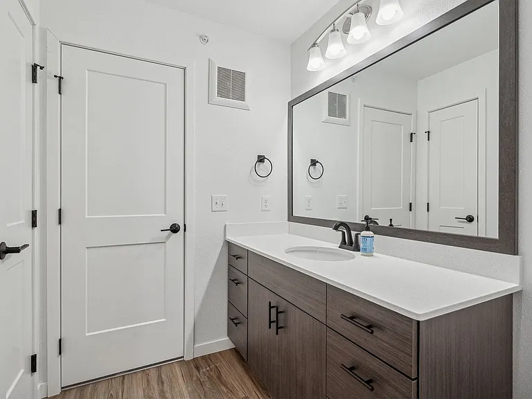 Avalon Apartments & Townhomes — Photo 17