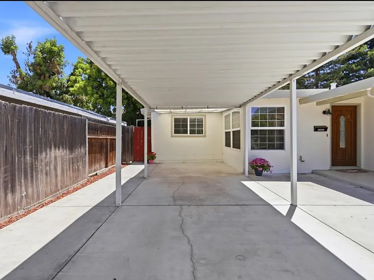 421 Burgoyne St — Photo 32