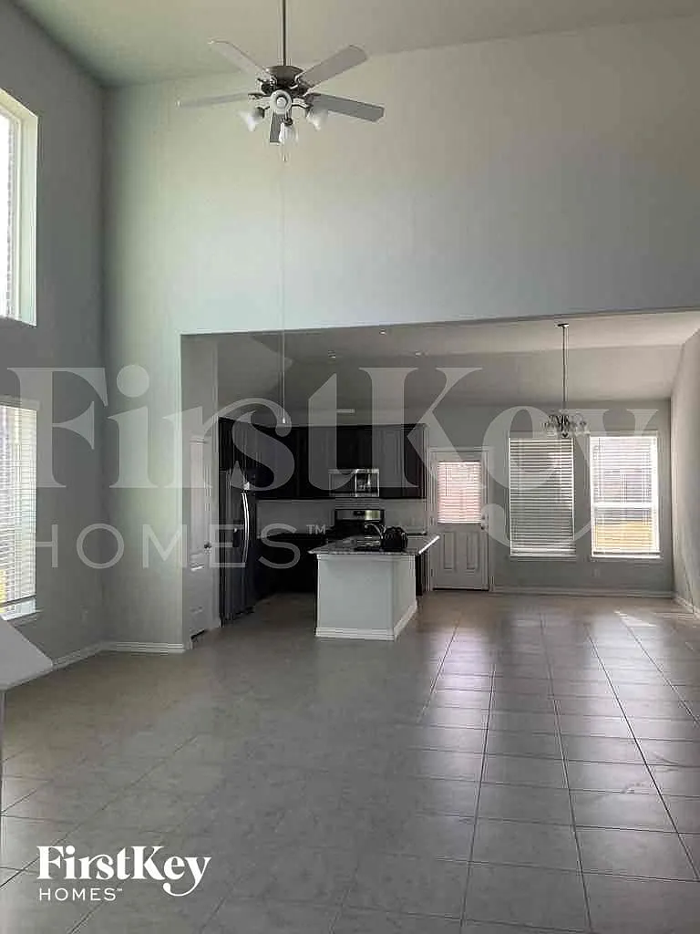 4 bed, 2.5 bath, 2541 sqft, $3,010 — Photo 2