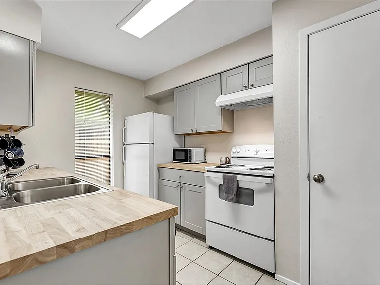 1516 Hawk Tree Dr #A — Photo 8