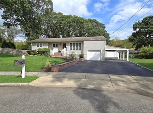 3 Candlestick Ct, Dix Hills, NY 11746