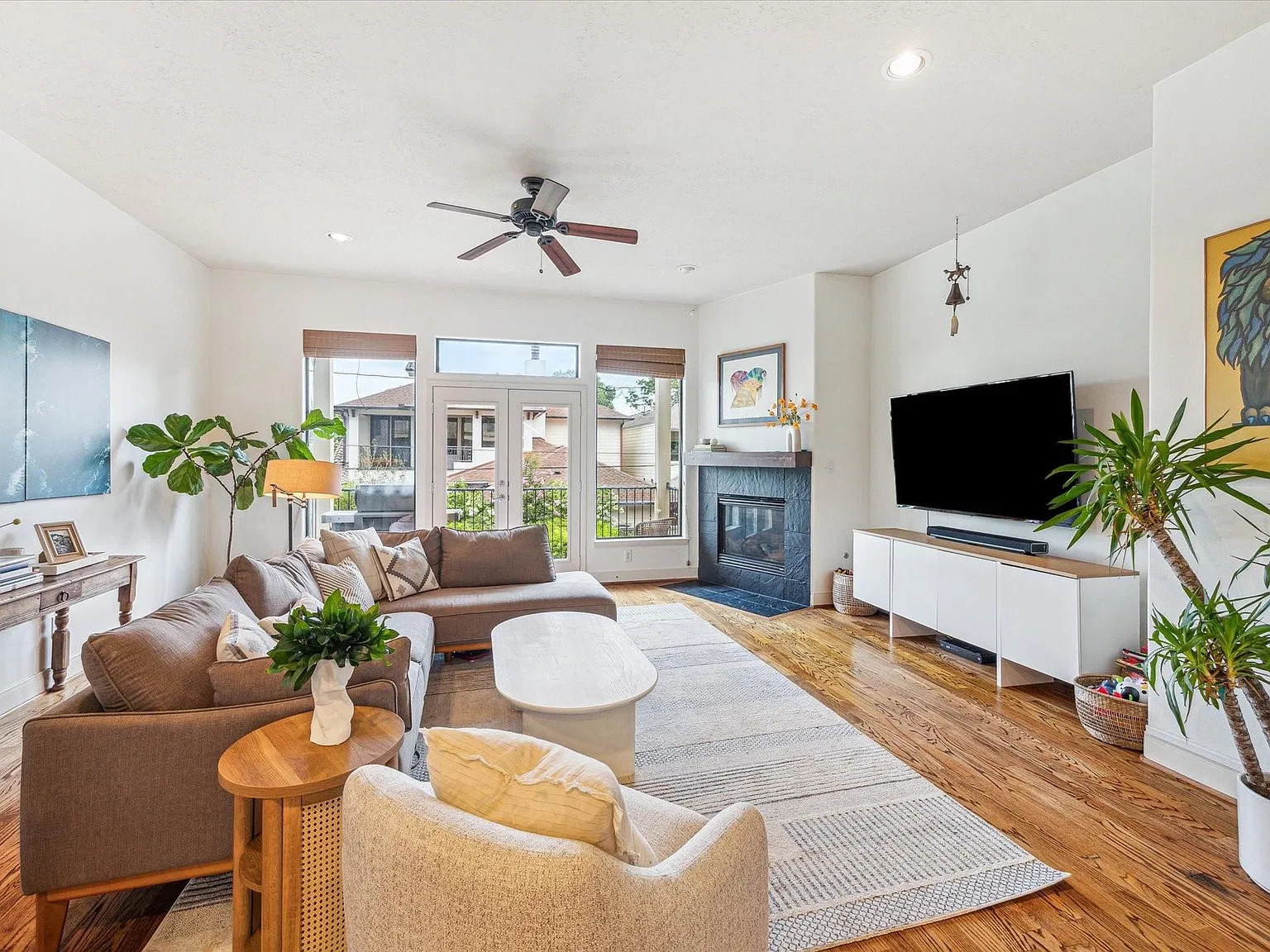 3 bed, 3.5 bath, 2478 sqft, $4,500 — Photo 2