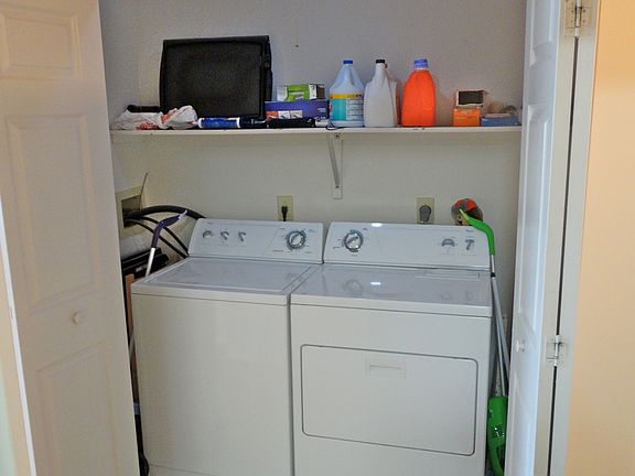 comes with washer and dryer