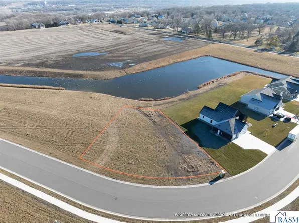 2116 Deerwood Dr, Mankato, MN 56003