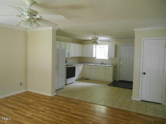 3rd image of 912 W Waddell St