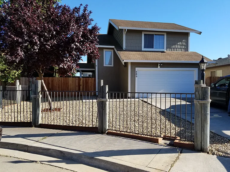 365 Hazelnut Ln — Photo 1