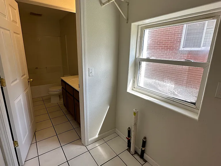 2739 Bleeker St — Photo 22