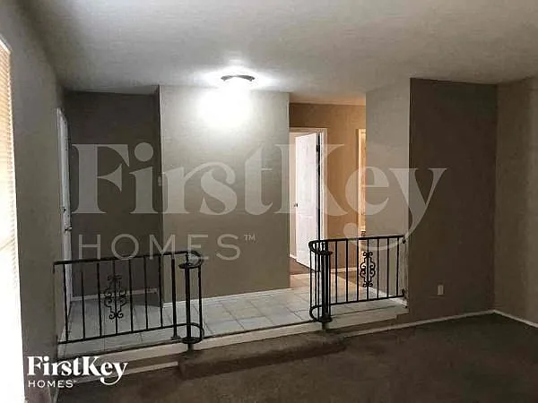 3 bed, 2.0 bath, 1375 sqft, $1,925 — Photo 2