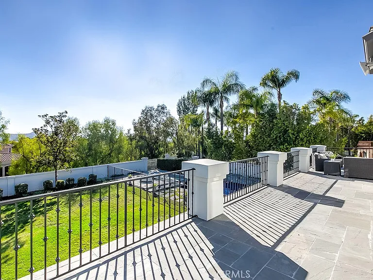 25504 Colette Way — Photo 47